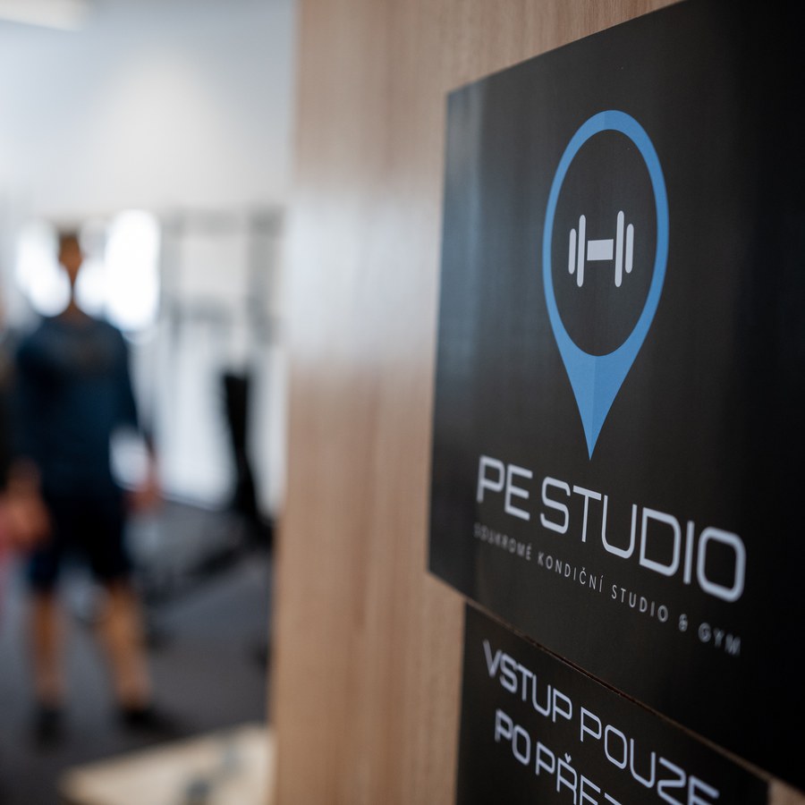 Cedule PE STUDIO Třinec u vchodu do studia